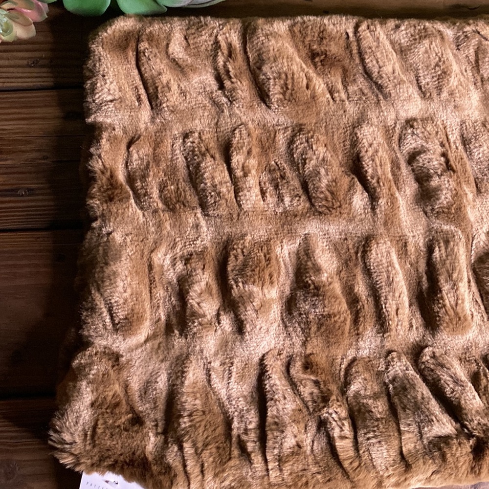 Pottery Barn Cuddly Luxuriously Rich Faux Fur Ruched Brown Lumbar Pillow Cover - Picture 4 of 16
